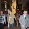 Foto vom Einzug in die Kirche mit der Partnerfahne der KAB Meitingen