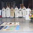 Foto von Priestern bei der Fahnenweihe