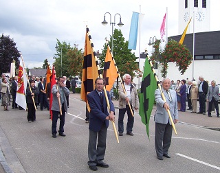 Foto der KAB-Bannerträger beim Festumzug nach dem Gottesdienst
