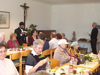 Foto von Pfarrer Johnson beim Tischgebet