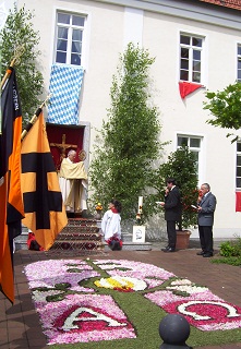 Foto der KAB-Fahne am 4. Fronleichnamsaltar