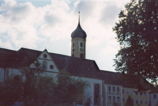 Foto der Abteikirche in Oberschönefeld